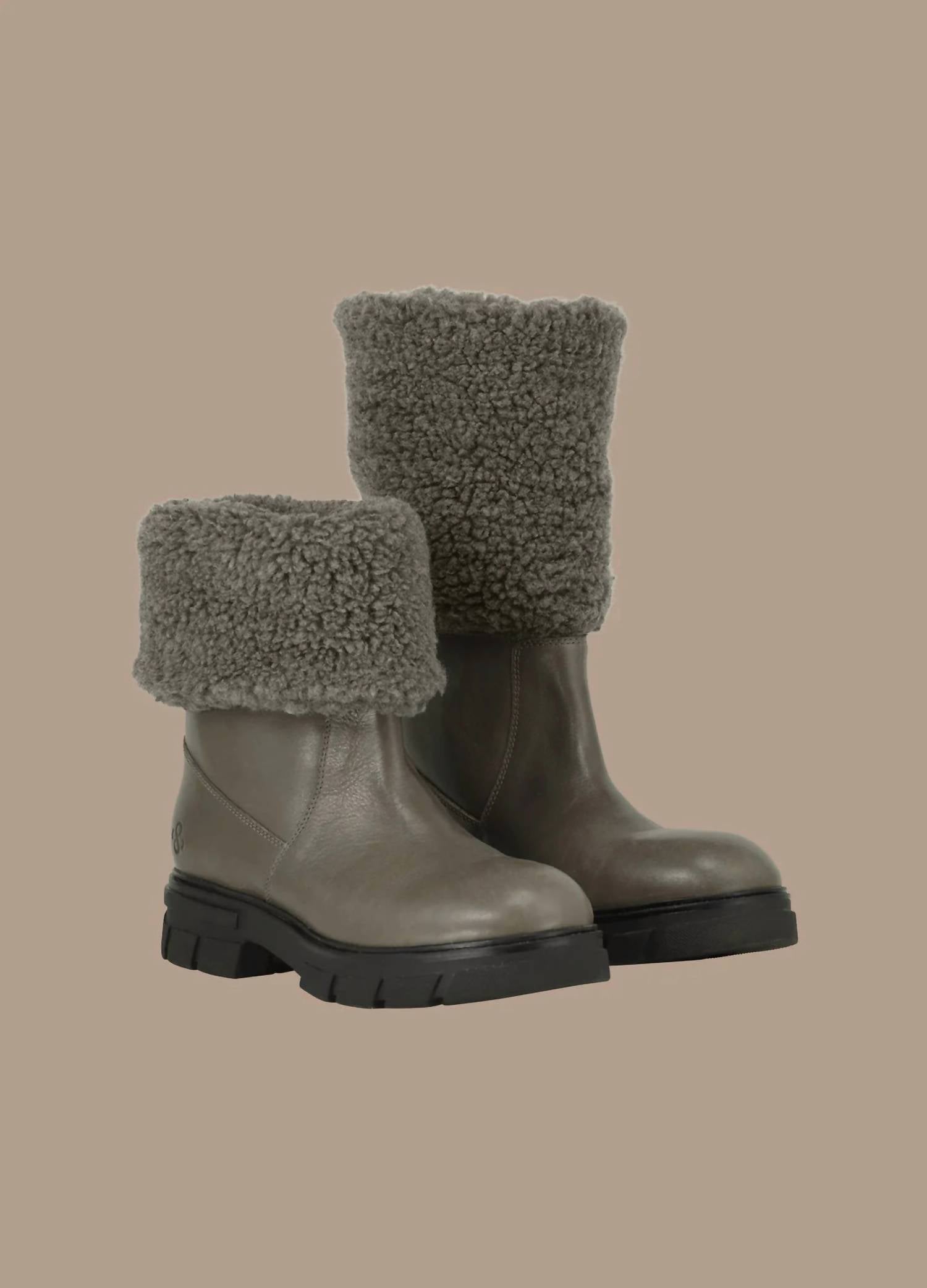 b59a4737-0e6c-48eb-bb8e-860d089c73d4-upscale_15k-1500x1500-70 Summum - Teddy Boots - Image 1
