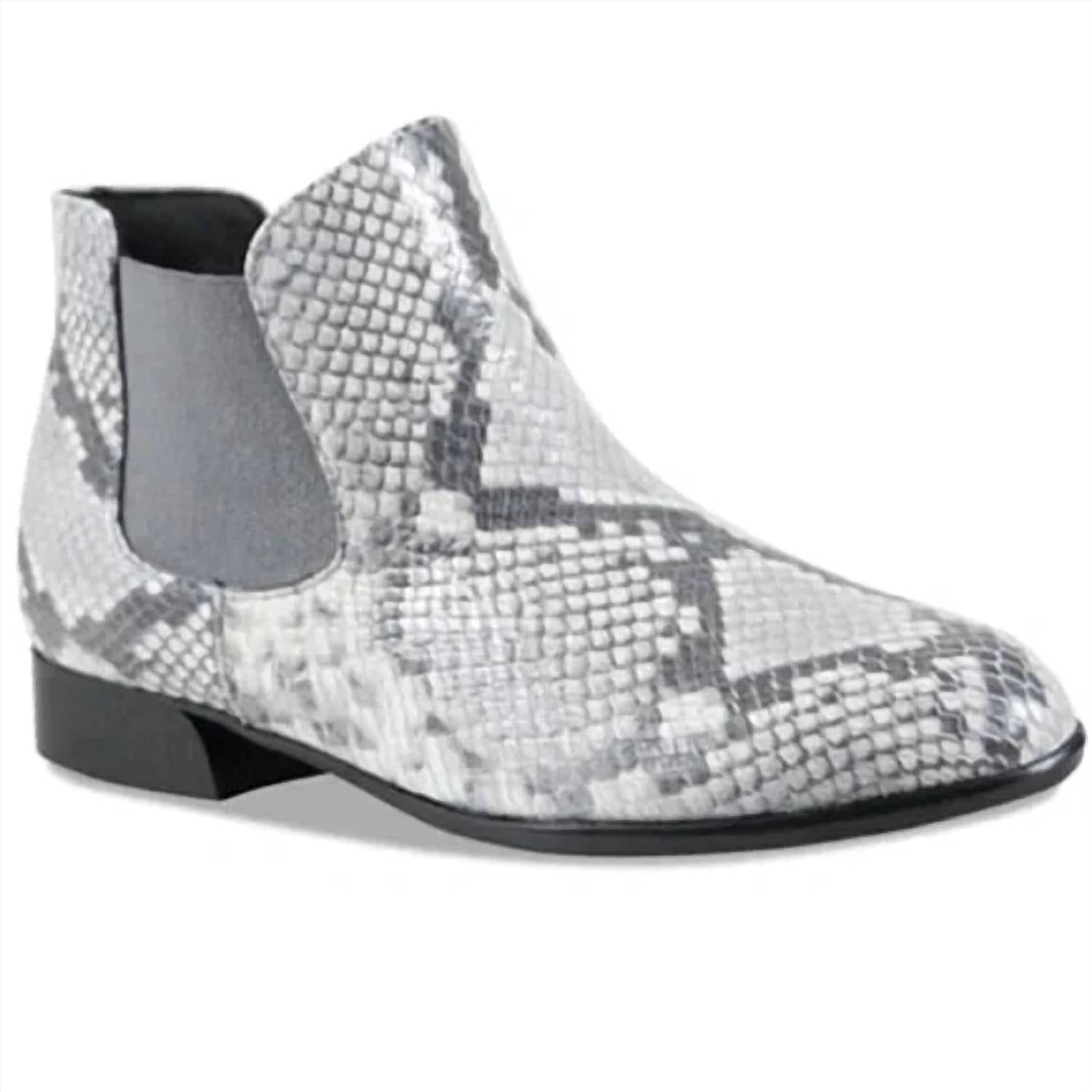 d0b918c9-0b2d-4585-bd37-5d80499b9e95-upscale_15k-1500x1500-70 Munro - Women's Cate Chelsea Boot - Image 1