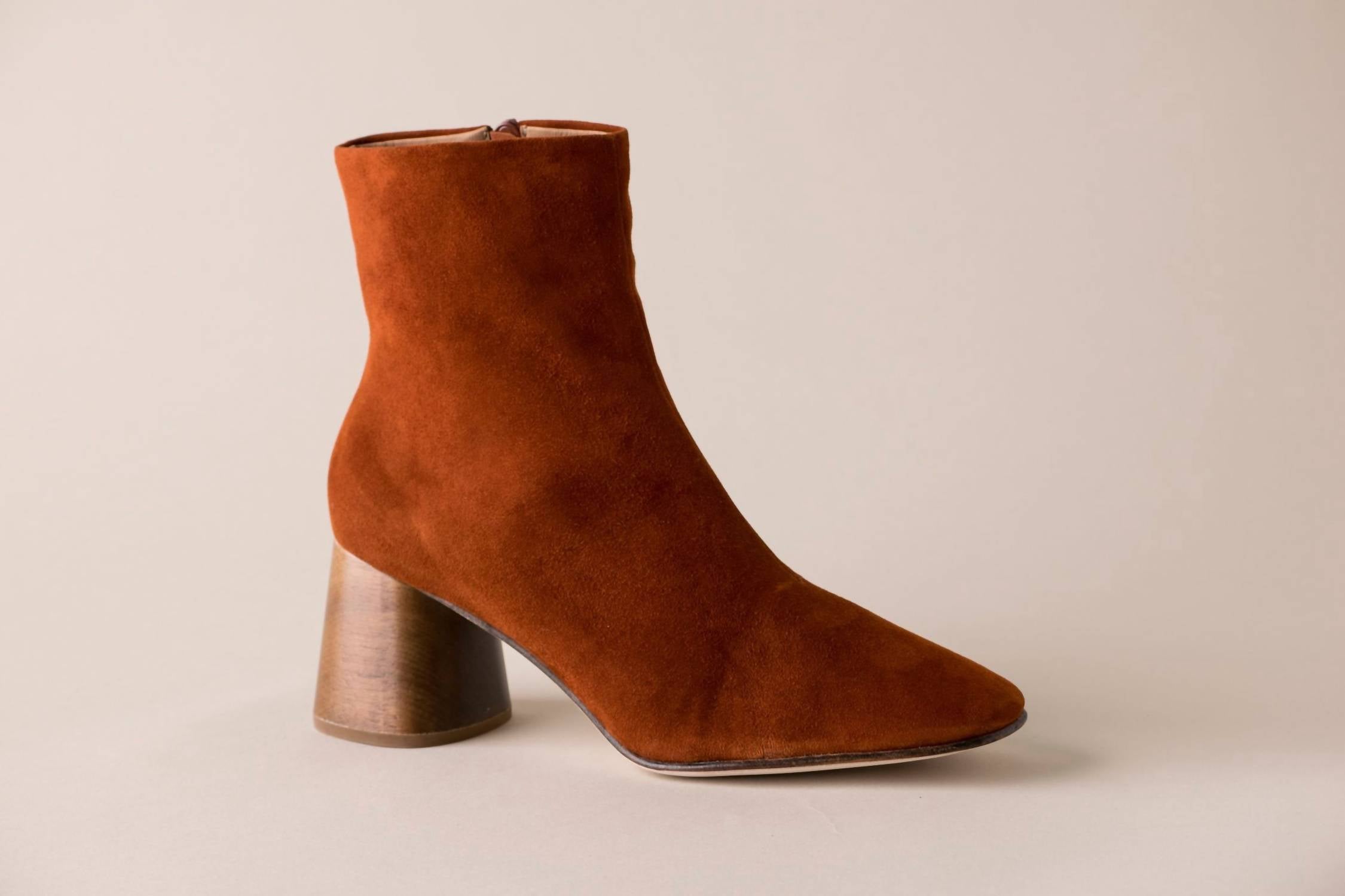 d0d40a57-9470-4b4b-9fe8-67193bf993c8-upscale_15k-1500x1500-70 Huma Blanco - Women's Harlow Boots - Image 1