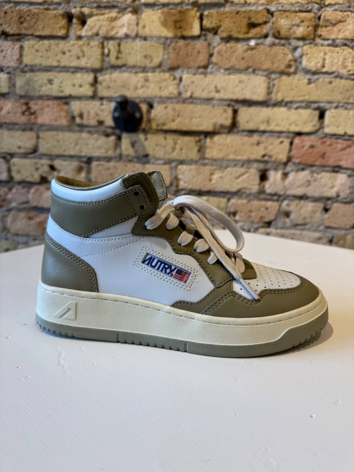 d3a6550c-ac29-434e-8668-a292c8078ef4-upscale_15k-1500x1500-70 Autry - Women's Medalist Mid Sneaker - Image 1